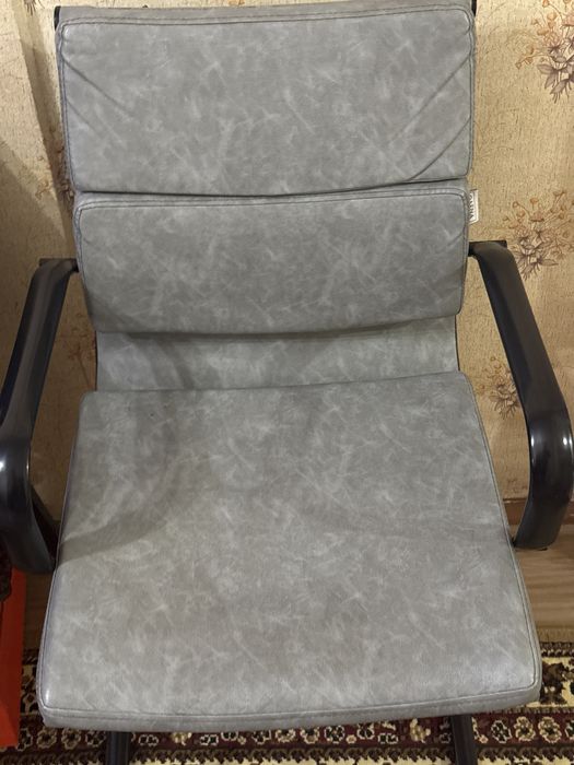 Комплект мебели Aiko — для офиса. Чуток пылью покрыло.