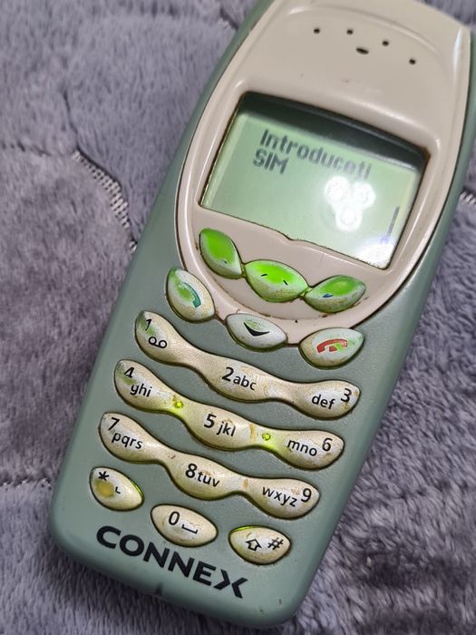 Vînd telefoane mobile pe butoane.