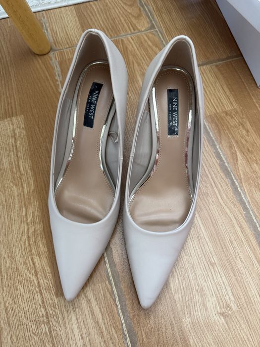 Токчета бежави 39 Nine West