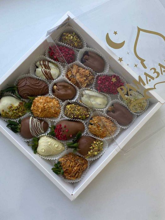 Клубники в шоколаде, финики в шоколаде