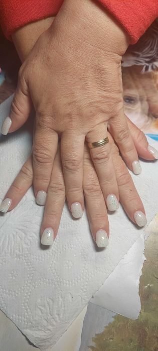 Realizez manichiura la domiciliul clientei