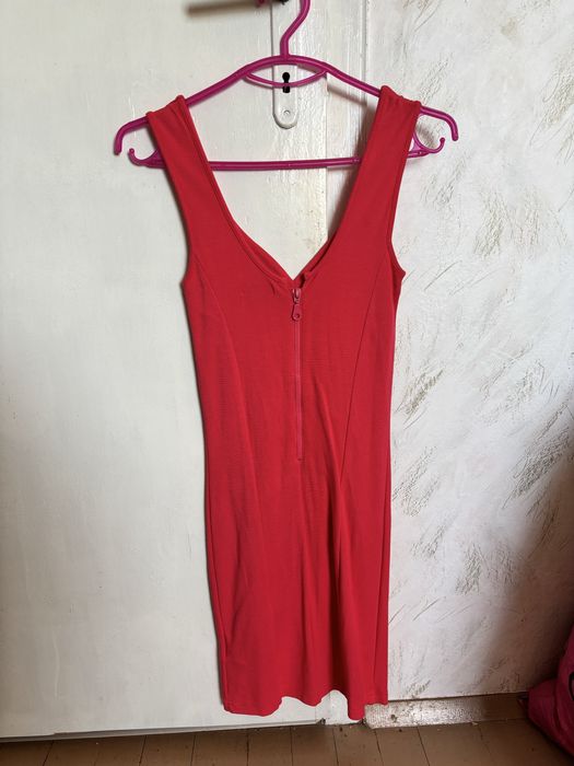 Къса коралова рокля по тялото