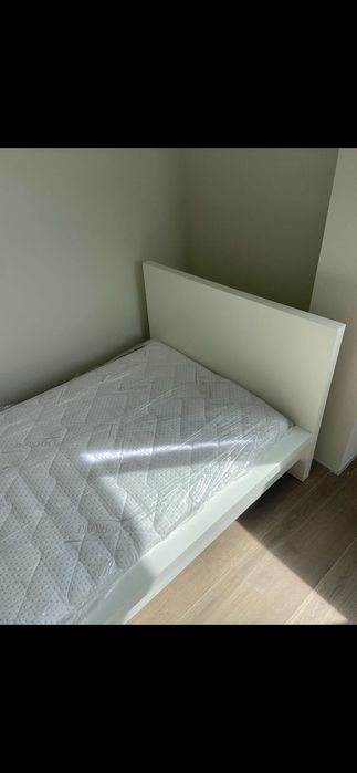 Продавам единично легло  90/200 от ikea