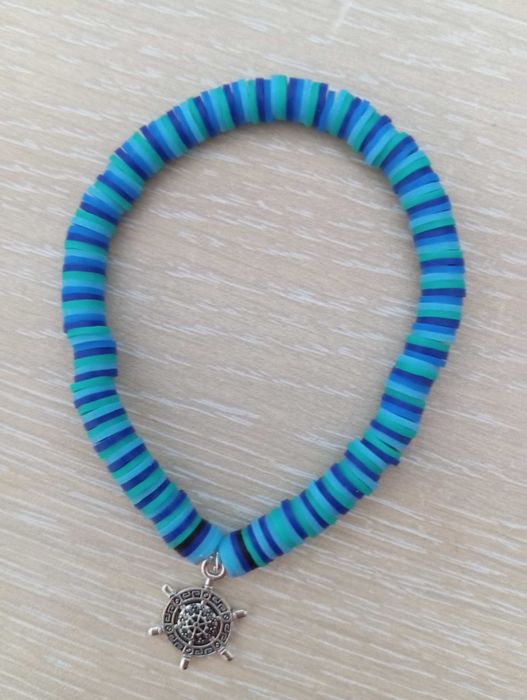 Продавам ръчно изработени гривни