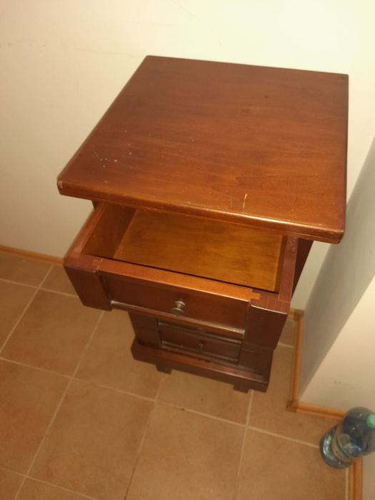 comodă din lemn închis la culoare