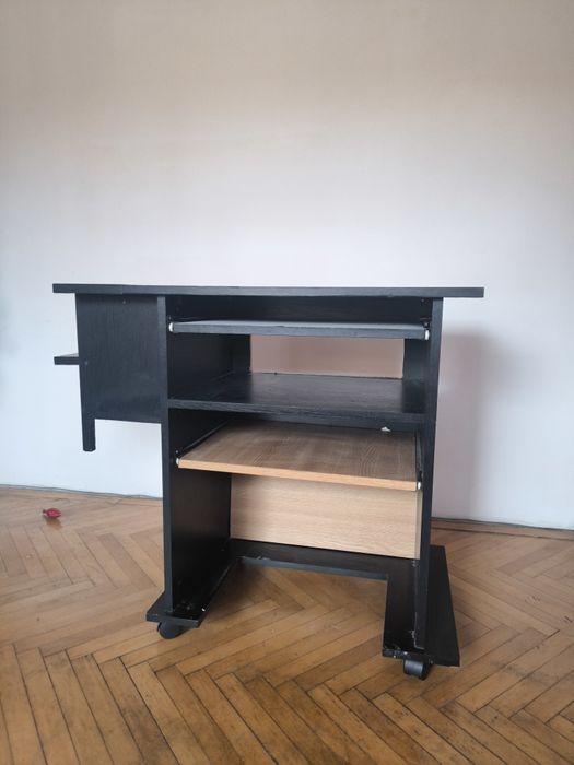 Birou de calculator compact și funcțional