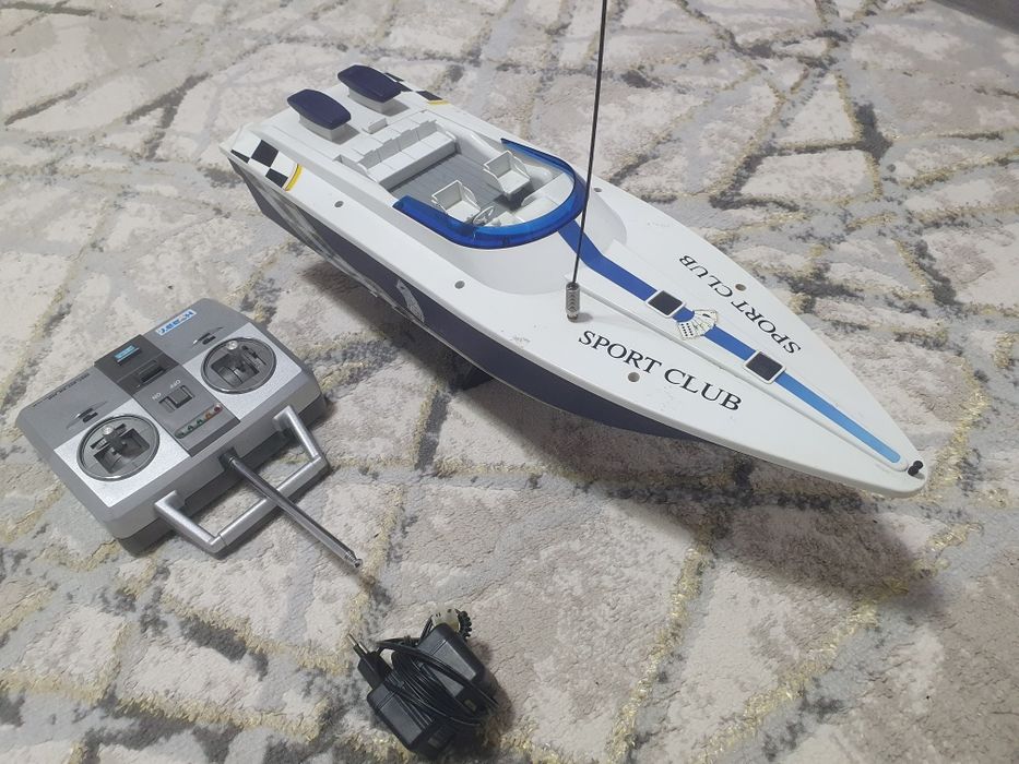 Радиоуправляемый катер с пультом управления и зарядным устройством