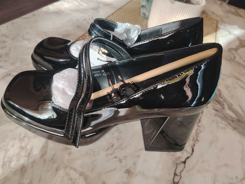 Vând pantofi înalți J. Fairy/CCC cu etichetă, toc gros