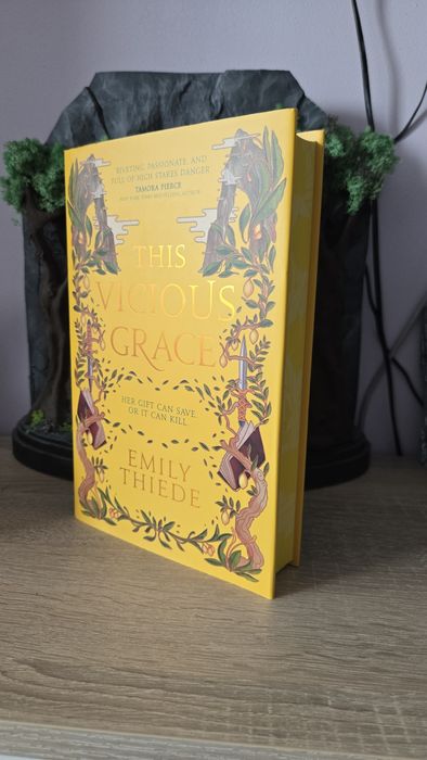 Книги специални издания на Fairyloot и Illumicrate