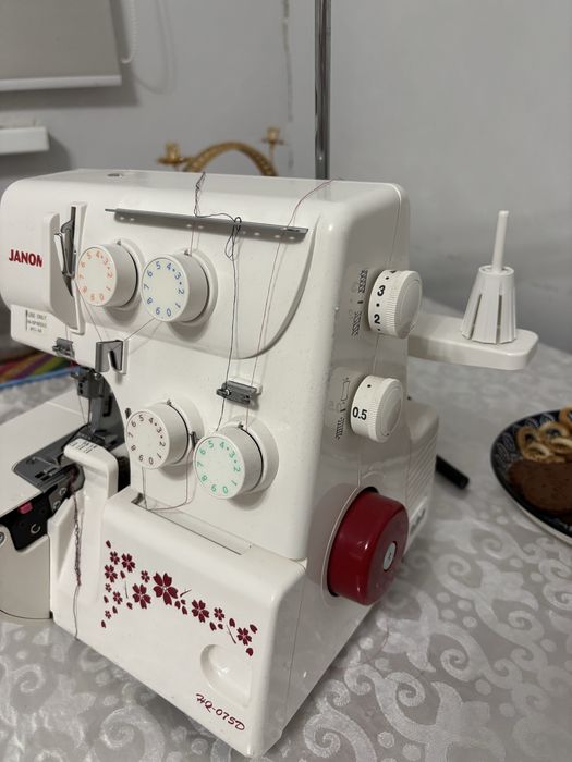 Продам оверлок Janome HQ-075D белый