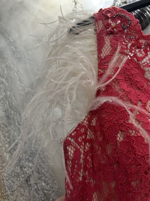 Rochie sirena din dantela roz cu pene