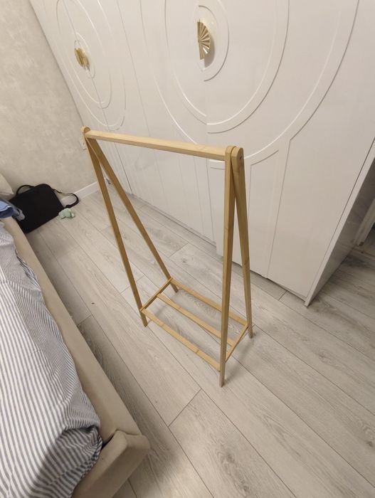 Продаю вешалку напольную для одежды.