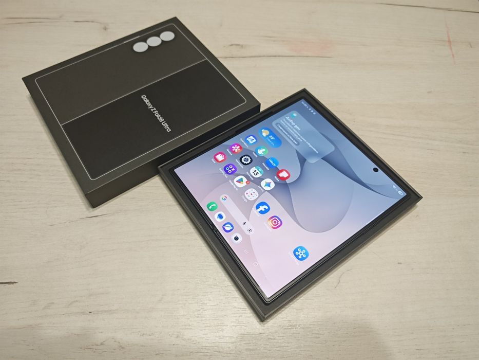 Нов* Samsung Galaxy Fold 8 Ultra 256 GB Гаранция