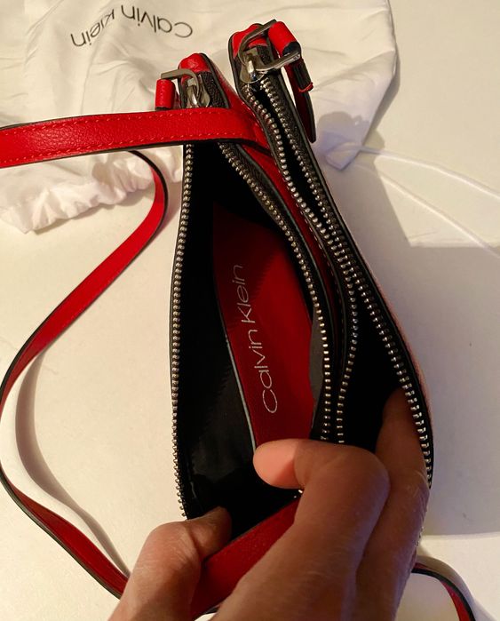 Сумки маленькие. Сумка красная Calvin Klein.