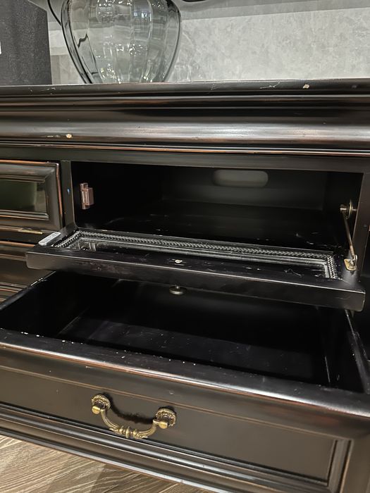 Полка под телевизор.