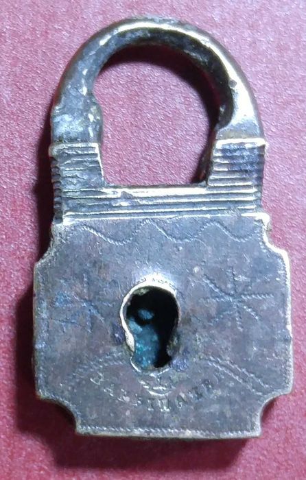 Старинные ключи и замок