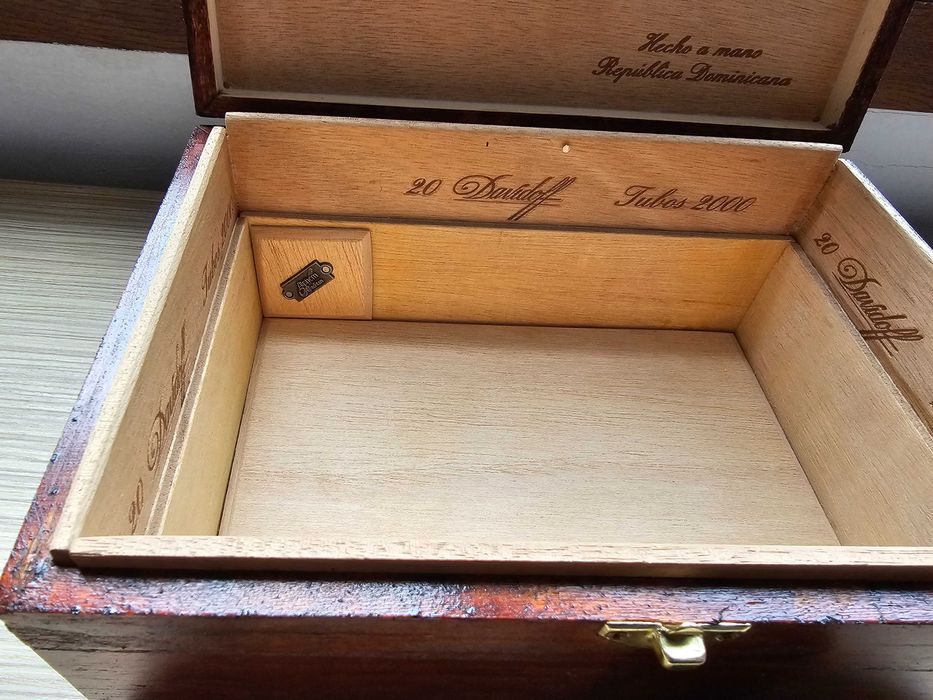 Продавам хумидор Davidoff