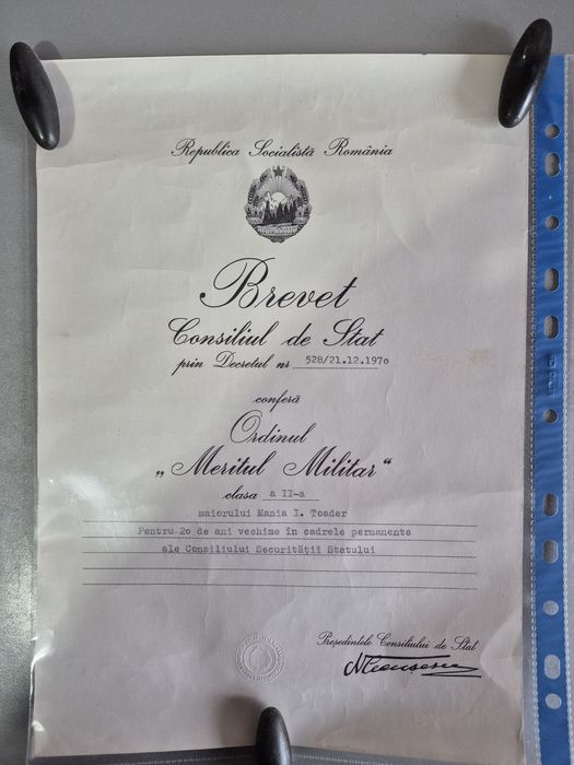 Vând brevete,legitimații,medalii vechi