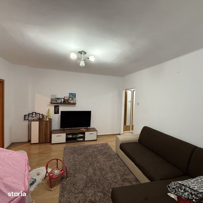 Apartament cu 3 camere, etaj 3 din 3, Zona Bilascu