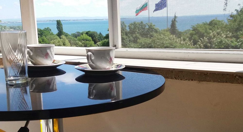 Дава се под наем Двустаен апартамент в Бургас, Лазур - 70 кв.м за 433.5 € - Снимка #1