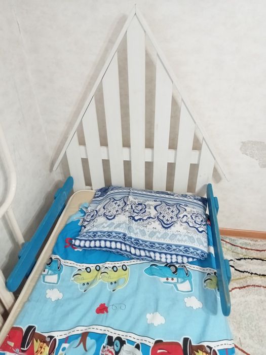 Детские кроватки для мальчика и девочки.