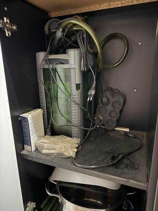 Дизайнерски голям аквариум с шкаф-преграда + техника (готов за ползван