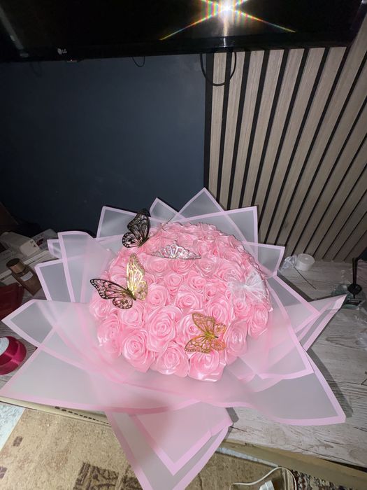 Buchet realizat din 51 trandafiri satin