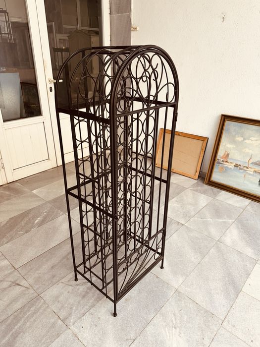 Масивен шведски винен шкаф от желязо за 45 бутилки