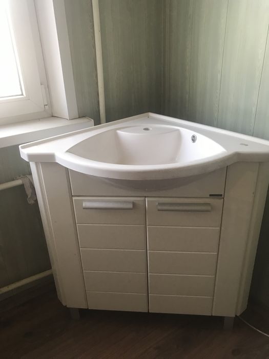 Продам угловую раковину