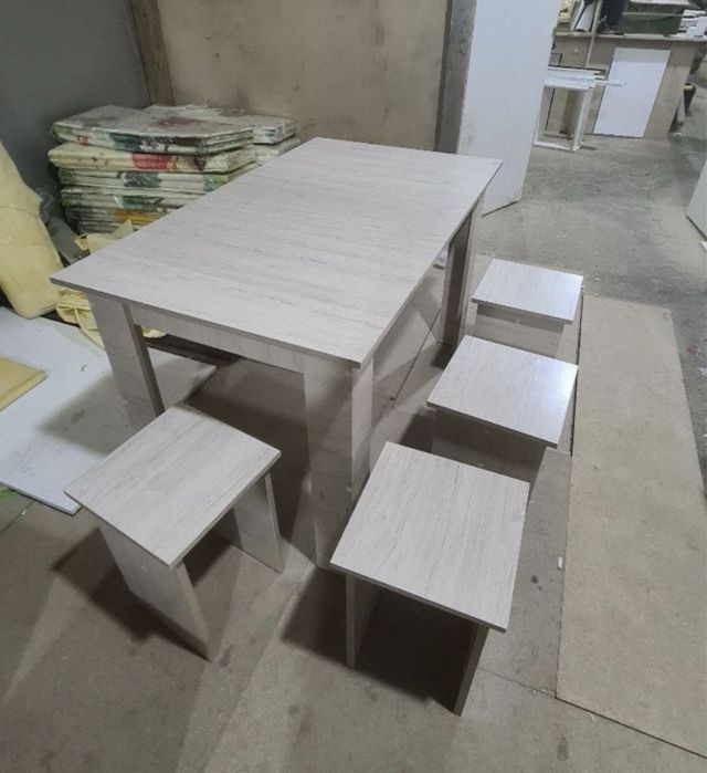 Новый Стол с 4 табуретками