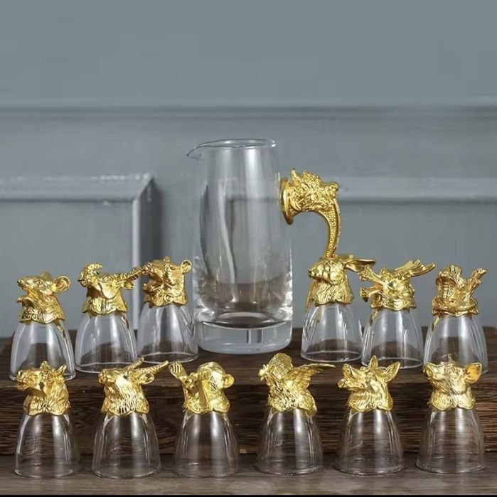 Елегантен люксозен комплект: стъклен графин и 12 зодиакални чаши
