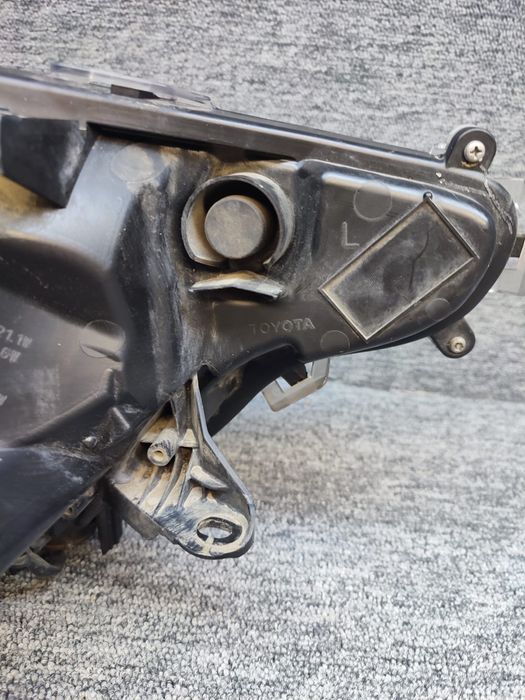 Far stanga Toyota Rav 4