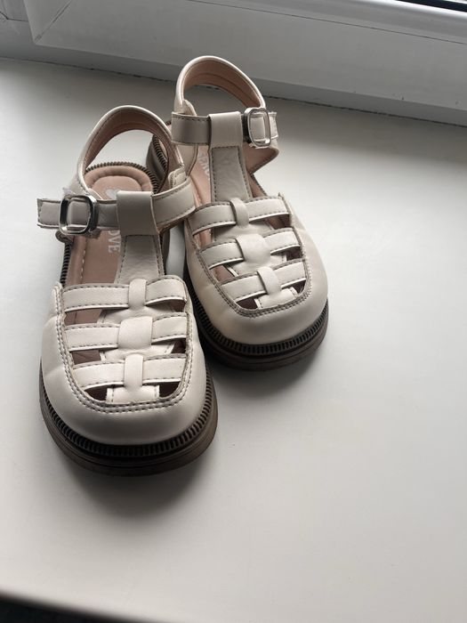 Продам новые сандали для девочки