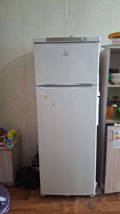 Продам Холодильник Indesit