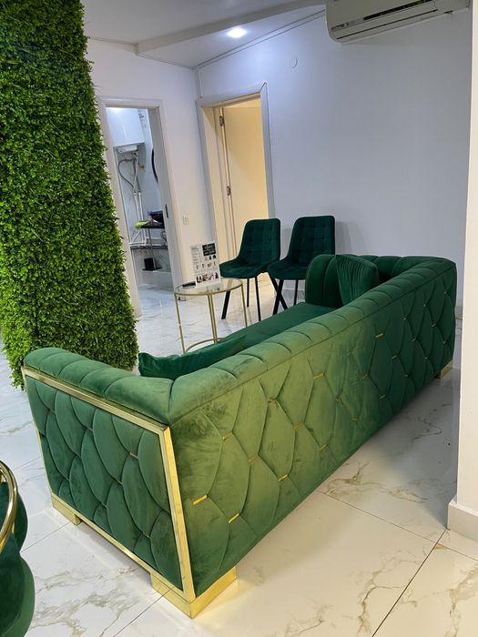 Vand canapea verde smarald