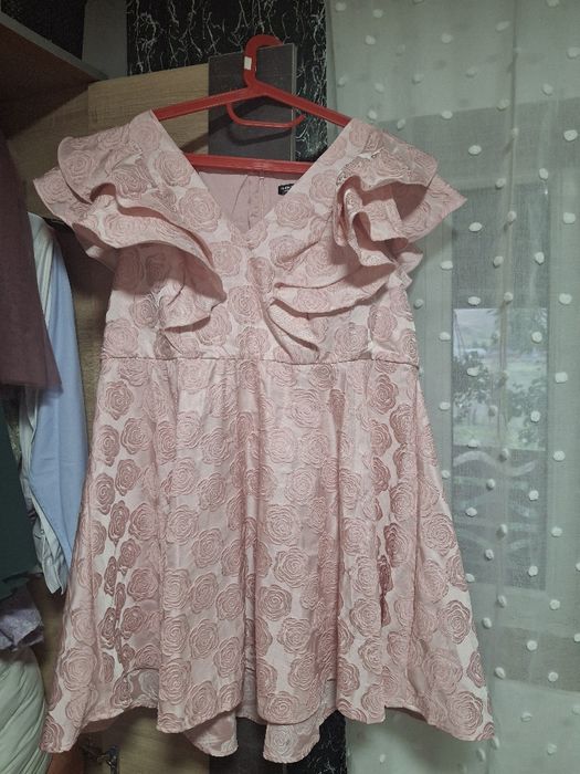 Vând rochii marime mare.