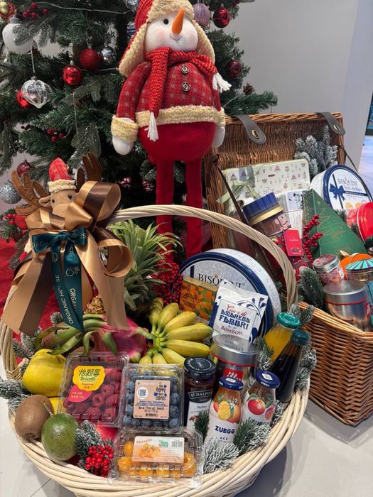 В наличии новогодниее корзины подарки