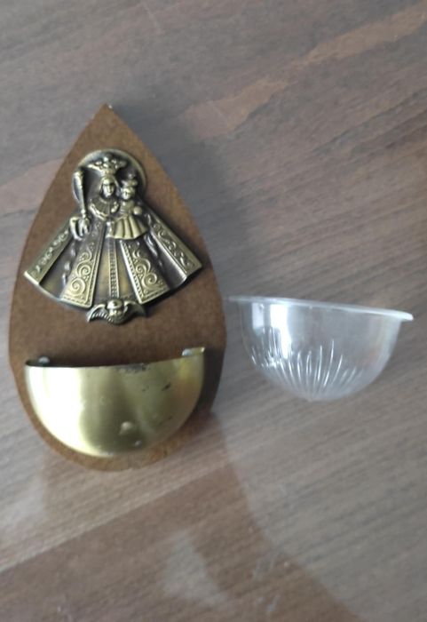 Съд за съхранение на светена вода* Църковна утвар* Месинг и дърво