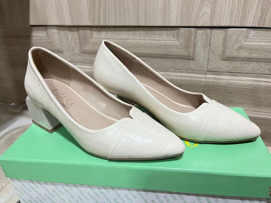 Аяк киім сатылады