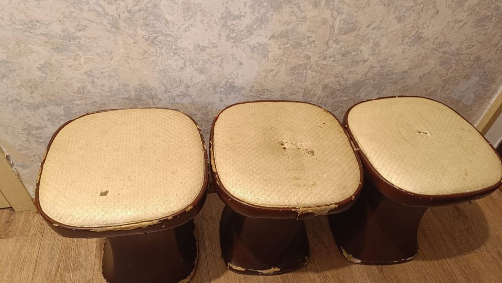 Диван и стулья даром