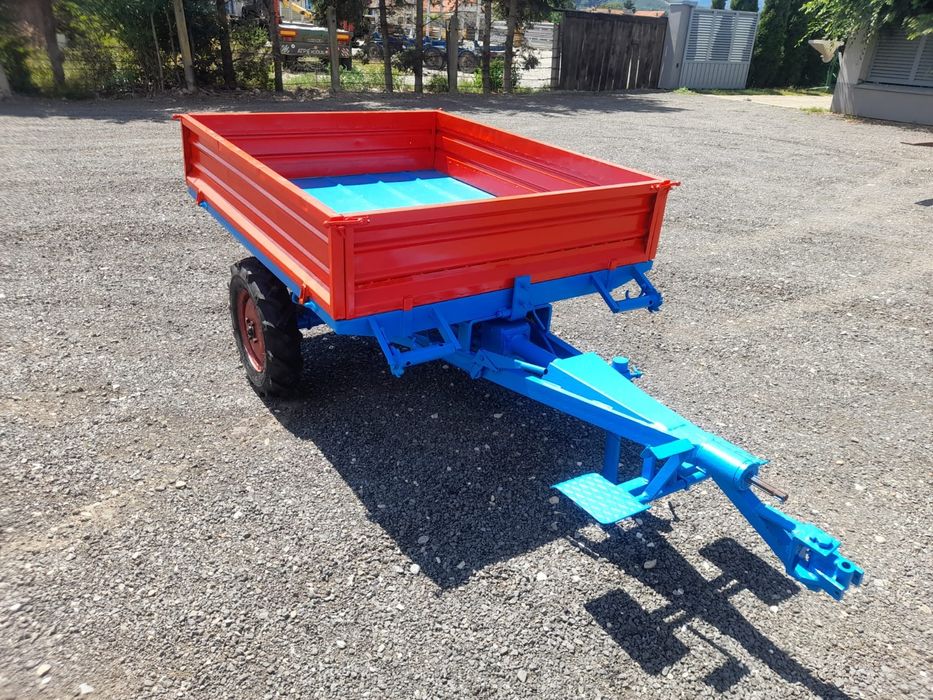 Remorca tractoras basculabila