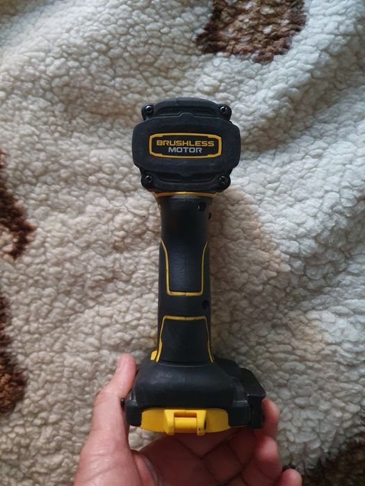 Продавам оригинални dewalt DCF850 използван малко работи перфектно