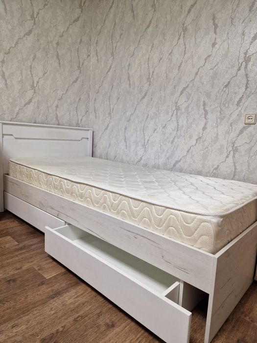 Кровать односпальная с матрасом