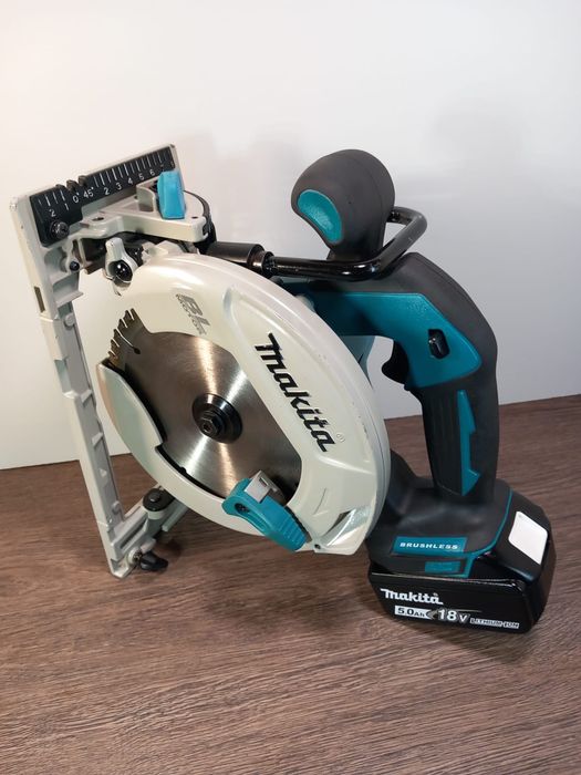 Vând circular Makita