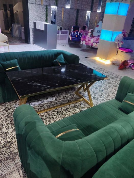 Mebel sotiladi stol bilan