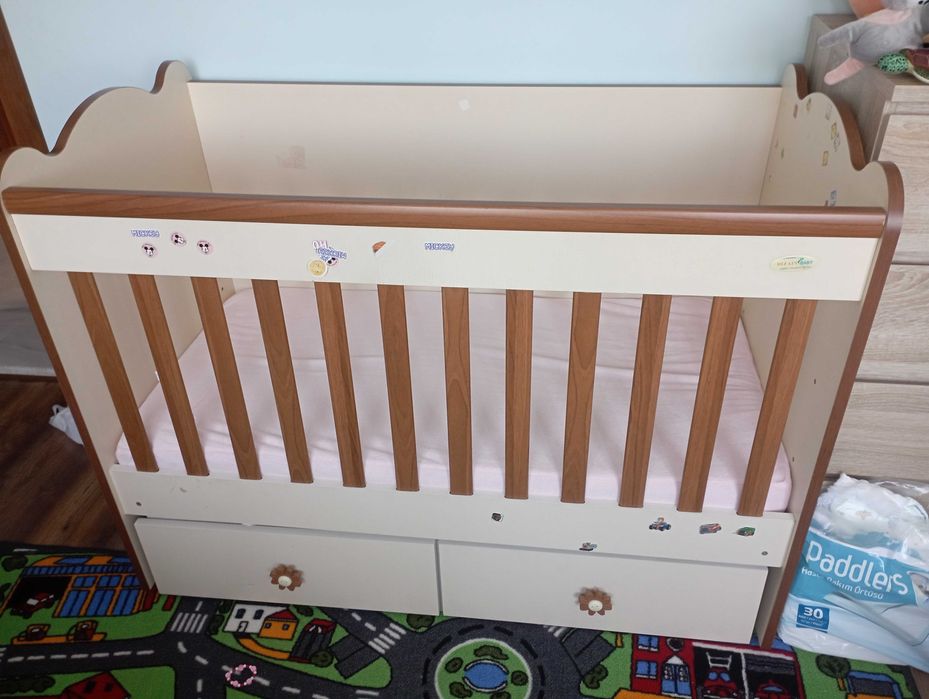 Бебешка кошара с люлеещ се механизъм