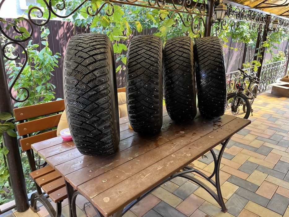 Продам зимние шипованные шины