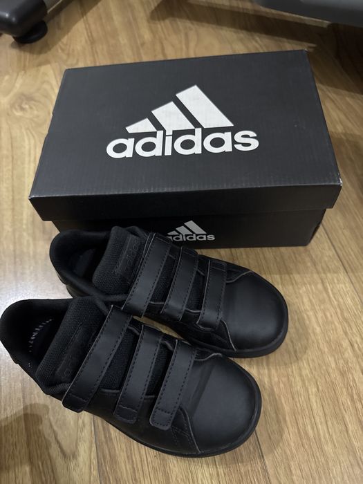 Продам детские кеды оригинал адидас