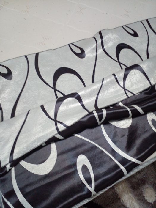 Vand draperi alb cu negru are doua fete si gri cu negru