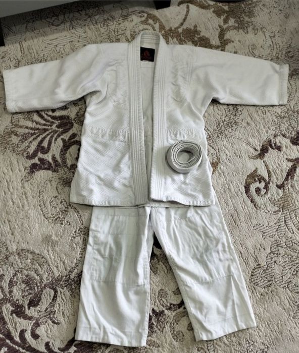 Продам кимоно для дзюдо.